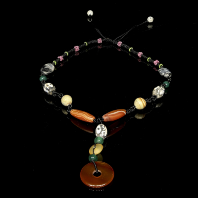 Hermoso collar de cuentas y "Dzi" de &aacute;gata y vidrio, dinast&iacute;a Qing. 