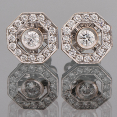 Pareja de pendientes octogonales estilo Art Decó en oro blanco de 18k y brillantes.