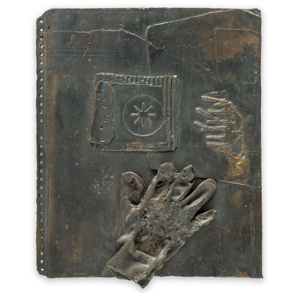 Antoni Clavé.  "Etoile et gant (c. 1970)". Relieve realizado en bronce. Firmado
