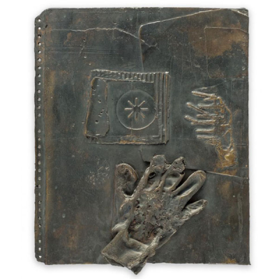 Antoni Clavé.  &quot;Etoile et gant (c. 1970)&quot;. Relieve realizado en bronce. Firmado
