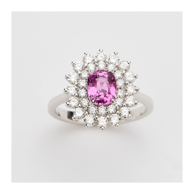Sortija rosetón en oro blanco con zafiro rosa y doble orla de diamantes talla brillante.