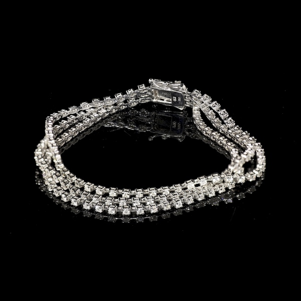 Pulsera "riviére" en oro blanco de 18 k y diamantes. 