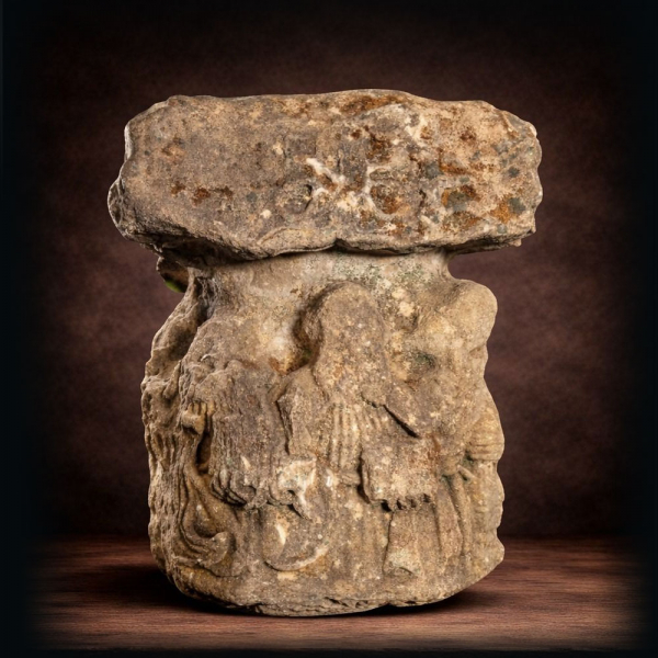 Excepcional Capitel Románico (Siglo XI - Siglo XII).  En piedra granítica