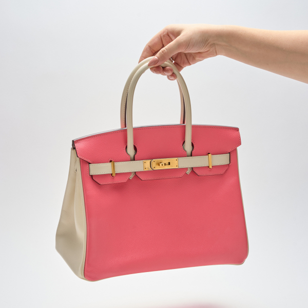 HERMÈS. Bolso modelo «Birkin 30» «Made to order Special Piece» en piel Epsom de color Rose Azalee y Craie HSS con cierre de pasador y candado con dos llaves.