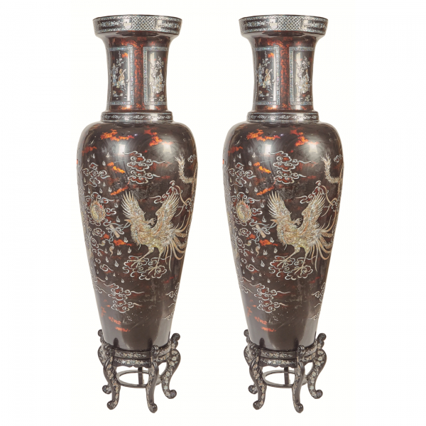 Pareja de jarrones vietnamitas en madera lacada con decoraciones incrustadas en nácar de aves fénix, dragones y motivos cortesanos, c.1960.