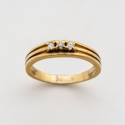 Sortija en oro con tres diamantes talla brillante engastados en garras. 