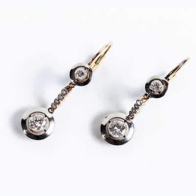 Pendientes antiguos, largos, en oro amarillo 18 K y diamantes