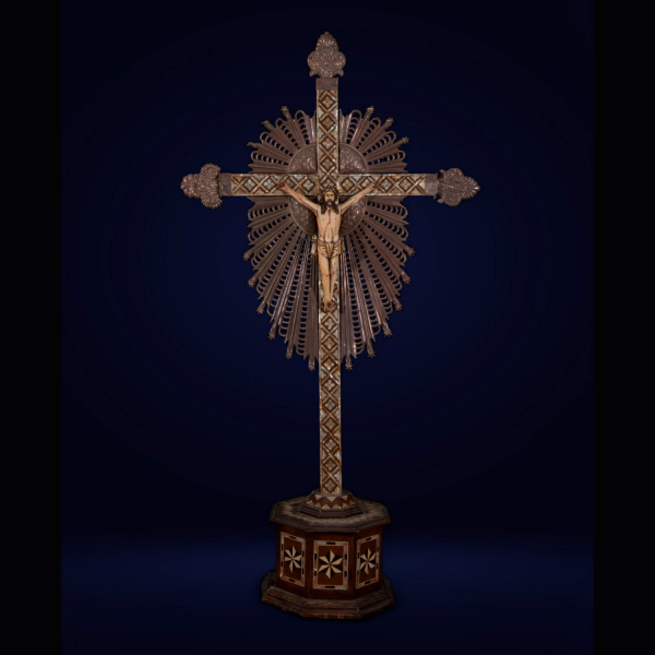 Cristo colonial Hispano Filipino para el mercado Mexicano en madera, madreperla y marfil del siglo XVII.
