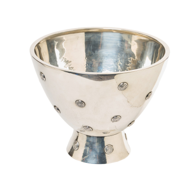 Cubitera en plata española punzonada con contraste de Cañellas decorada por pequeños círculos en relive, s.XX.