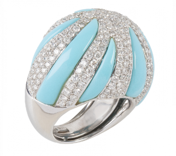 Gran sortija bomb&eacute;e de turquesas y bandas de pav&eacute; de brillantes en bandas alteranas de dise&ntilde;o org&aacute;nico. 