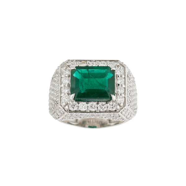 Sortija sello en oro blanco con esmeralda de Zambia talla esmeralda y diamantes talla brillante engastados en garras y pavé.