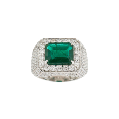 Sortija sello en oro blanco con esmeralda de Zambia talla esmeralda y diamantes talla brillante engastados en garras y pavé.
