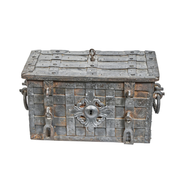 Cofre de corsario o caja de caudales de dos asas en hierro forjado revestido y remachado, Núremberg, Alemania, s.XVII.