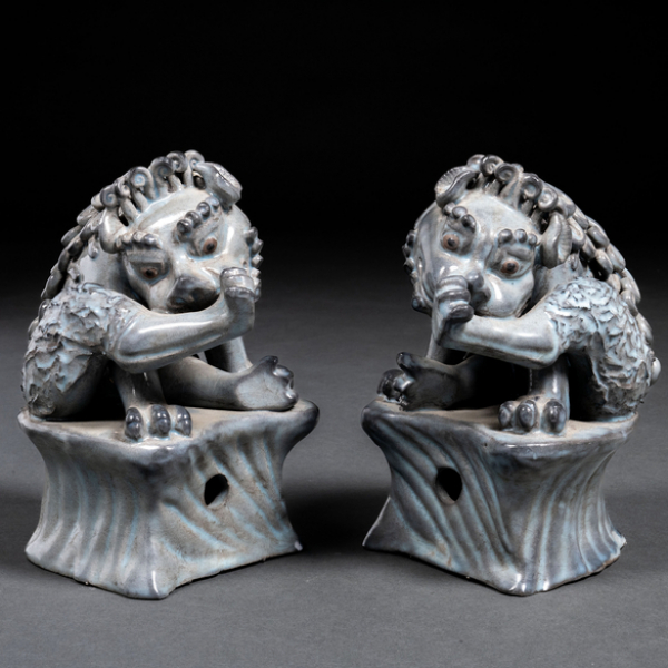 Pareja de leones Foó en porcelana color azul. Trabajo Chino, Siglo XX