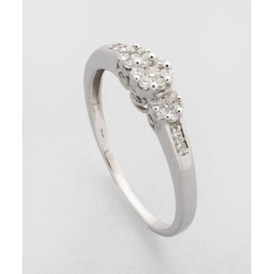 Sortija en oro blanco con diamantes talla brillante formado 3 flores.