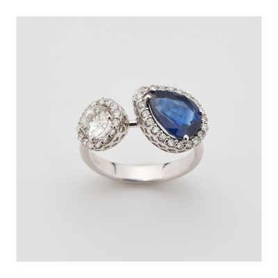 Sortija en oro blanco con dos rosetones de zafiro azul talla perilla y diamantes talla brillante.