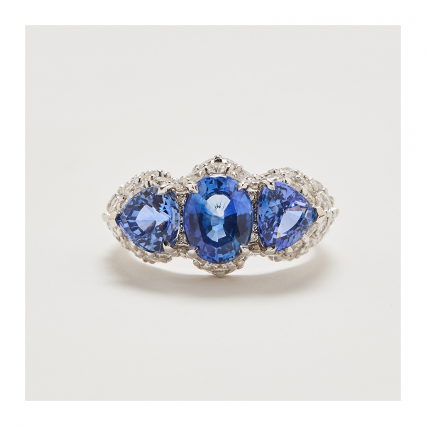 Sortija en oro blanco con tres zafiros azules tallas oval y trill&oacute;n y diamantes talla brillante. Peso diamantes: 1,25 ct. aprox.