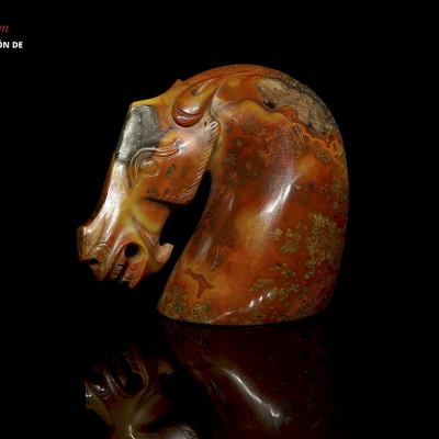 Busto de &aacute;gata tallada "Caballo", periodo Reinos Combatientes. 