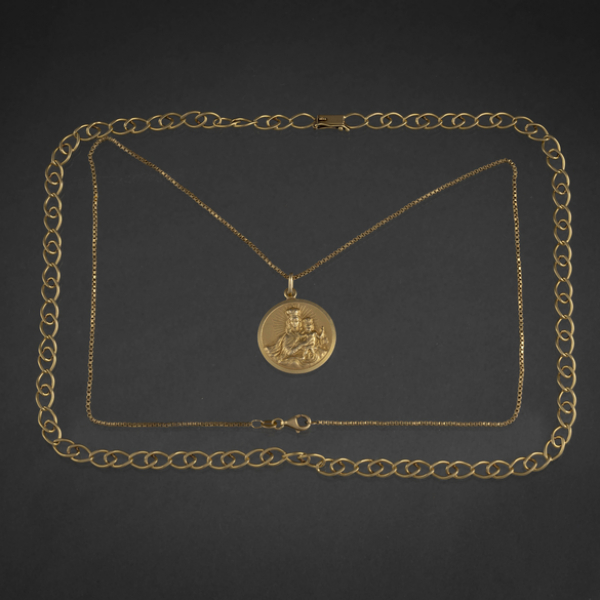 Conjunto de dos cadenas y medalla de la Virgen en oro amarillo de 18 kt.