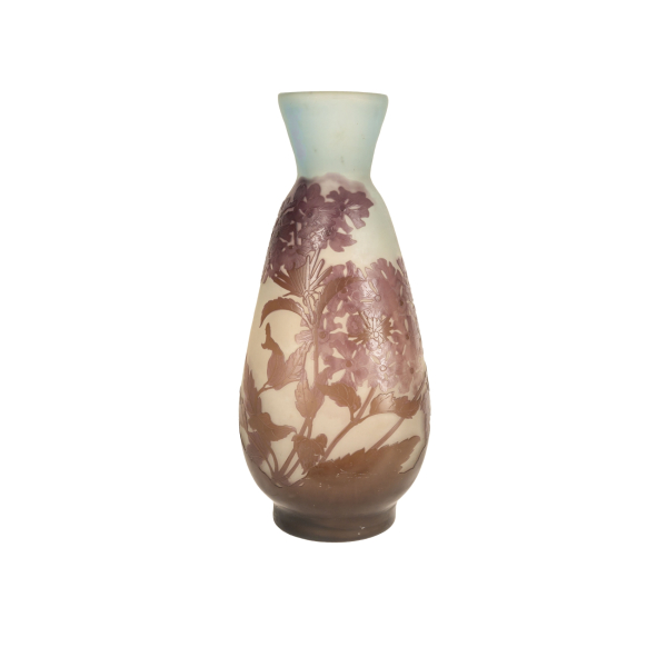 Émile Gallé (Nancy, Francia, 1846-1904)  Jarrón en «pâte de verre» doblado con decoración vegetal y floral en camafeo 