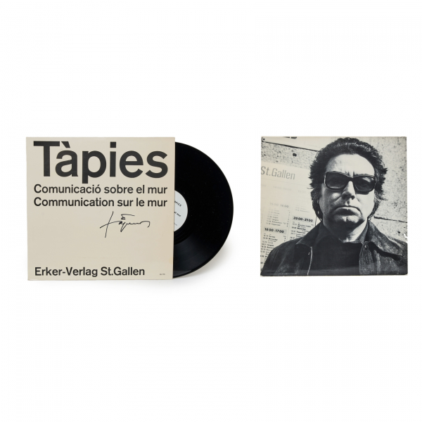 Antoni Tàpies (Barcelona, 1923-2012).  Comunicació sobre el mur. «Communication sur le mur».  Disco de vinilo LP de 12 pulgadas. Firmado a rotulador en la carátula.