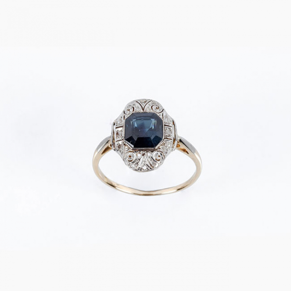 Delicada sortija de antigua 'art-dec&oacute;' en oro amarillo 18 K, con un bonito zafiro fino azul con diamantitos  