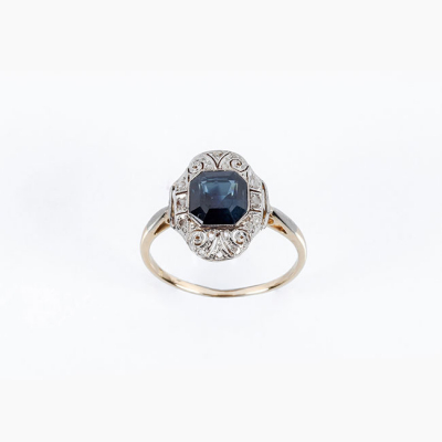 Delicada sortija de antigua 'art-dec&oacute;' en oro amarillo 18 K, con un bonito zafiro fino azul con diamantitos  