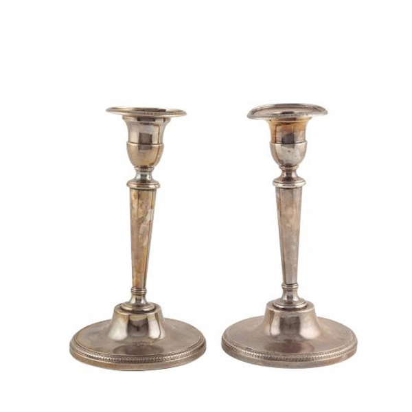Pareja de candeleros fernandinos en plata espa&ntilde;ola punzonada de Mart&iacute;nez, 1820. 