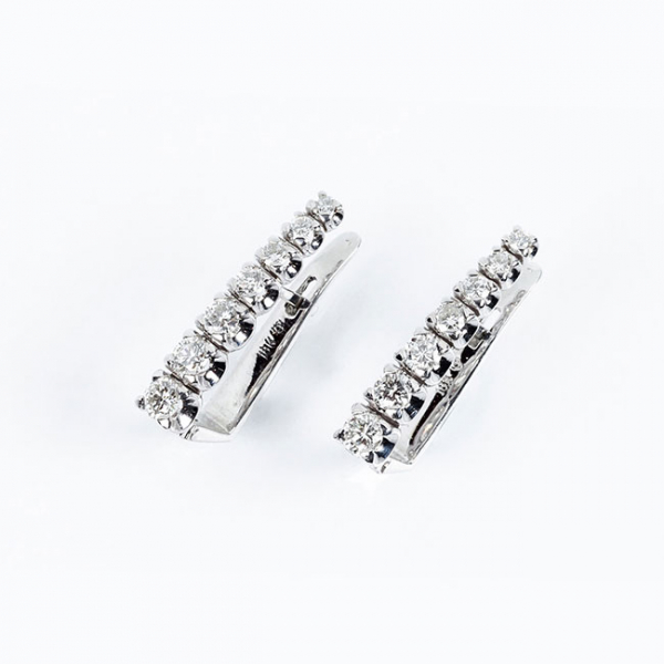 Pendientes largos en sólida montura de oro blanco 18 K, formados por fila en disminución de limpios y blancos diamantes 