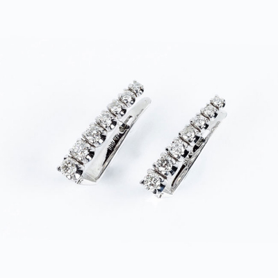 Pendientes largos en sólida montura de oro blanco 18 K, formados por fila en disminución de limpios y blancos diamantes 