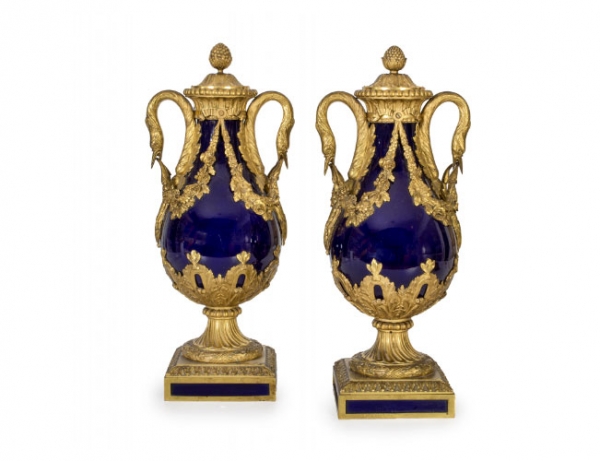 Pareja de copas de porcelana esmaltada en azul real y bronce dorado. Trabajo francés, segunda mitad del S. XIX