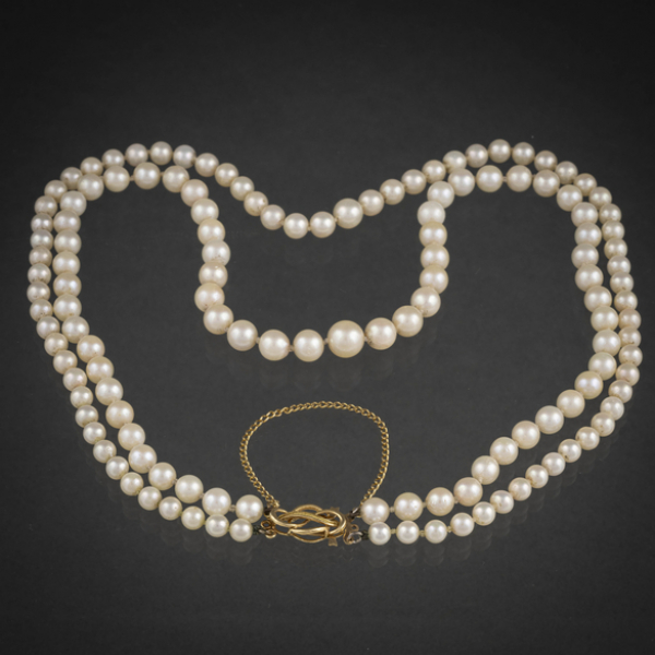 Collar de dos hilos de perlas cultivadas y broche en oro amarillo de 18 kt.