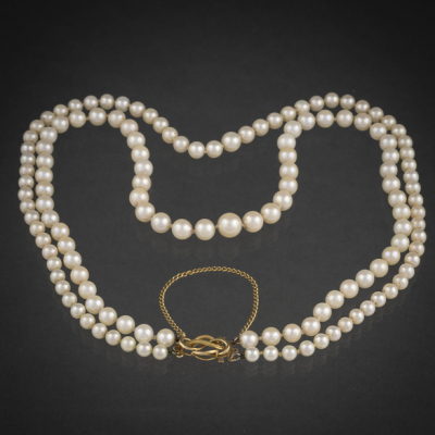 Collar de dos hilos de perlas cultivadas y broche en oro amarillo de 18 kt.
