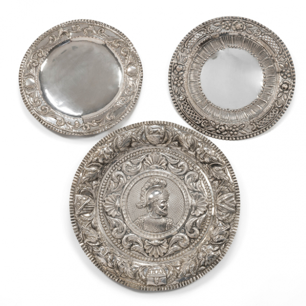 Conjunto de dos platos circulares y bandeja estilo renacentista en plata espa&ntilde;ola y punzonada del siglo XX.
