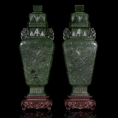 Pareja de jarrones de jade verde espinaca, con sello Qianlong. 