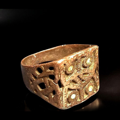Anillo sello vikingo de plata con motivo entrelazado y dos cabezas de le&oacute;n, siglo XVI. 