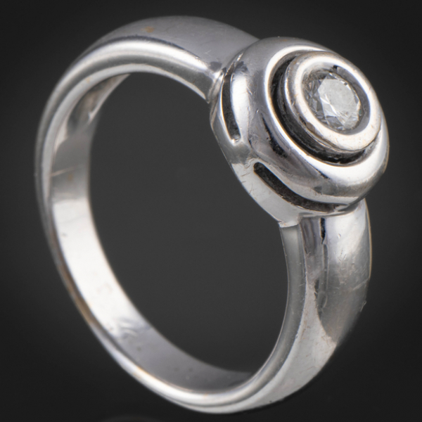 Anillo en oro blanco de 18 kt con brillante central de 0,20 kt.