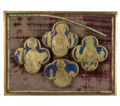 Cuatro medallones tetralobulados con esmalte en azul y bronce grabado con santos y Dios Padre con el Espíritu Santo.  Limoges, S. XIV. 