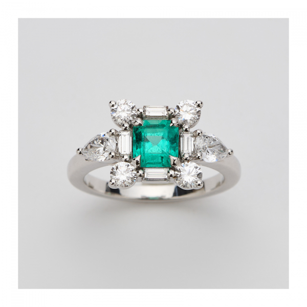 Sortija en oro blanco con esmeralda colombiana talla octogonal orlada por diamantes tallas perilla, brillante y baguette.