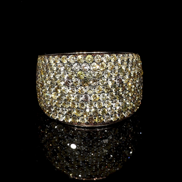 Sortija de oro rosa de 18K con pav&eacute; de diamantes Fancy Yellow.  