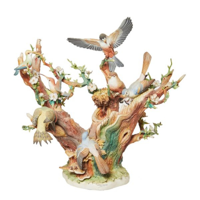 Manufactura Nueva Buen-Retiro. Grupo de pájaros. Escultura en porcelana española.