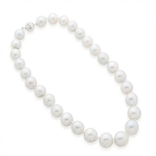 Gargantilla de perlas australianas en disminución de 16 mm. y 13 mm. aprox. con cierre en oro blanco.