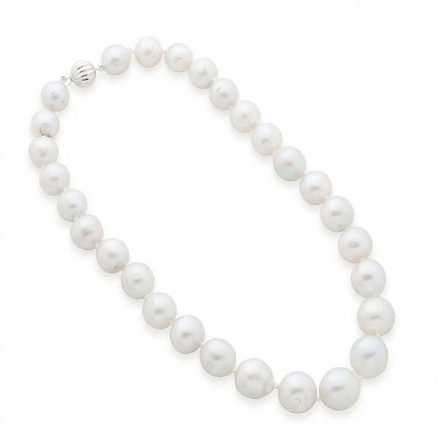 Gargantilla de perlas australianas en disminuci&oacute;n de 16 mm. y 13 mm. aprox. con cierre en oro blanco.