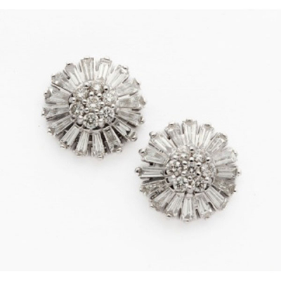 Pendientes en oro blanco representando una flor con diamantes talla brillante y diamantes talla trapecio