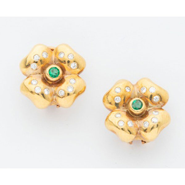 Pendientes en oro amarillo en forma de flor con esmeraldas centrales y diamantes talla brillante alrededor.