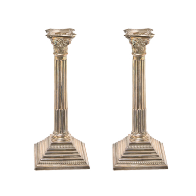 Pareja de candeleros en plata inglesa punzonada columna corintia, platero Arthur Sibley, 1959.