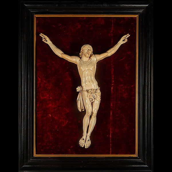 Corpus Christi del siglo XVII, montado en un marco forrado en terciopelo rojo con un borde ebonizado y dorado.