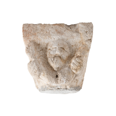 Escuela catalana, s.XII.  Capitel rom&aacute;nico.  Capitel en piedra de Girona tallada con decoraciones antropomorfas.