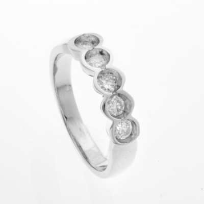 Cinquillo en oro blanco con diamantes talla brillante con un peso total de 0,59 cts. aprox.