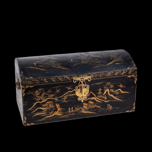 Gran ba&uacute;l en laca y oro chino del siglo XVIII. 